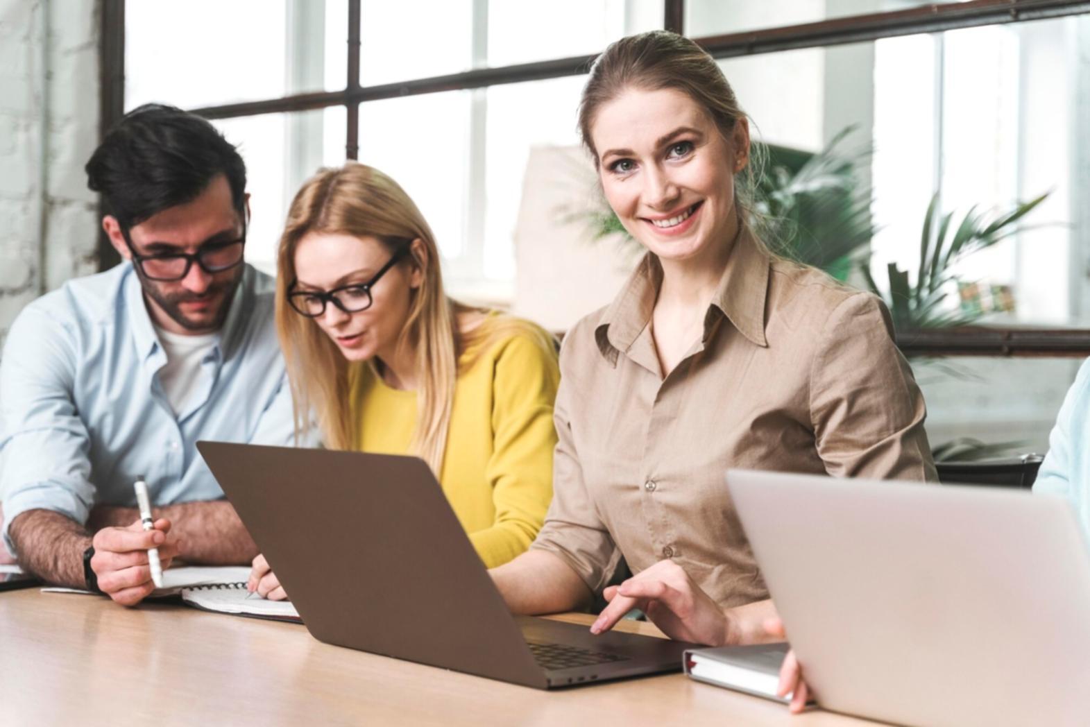 Professionelle Finanzanalyse-Tools und Datenvisualisierung auf modernem Arbeitsplatz