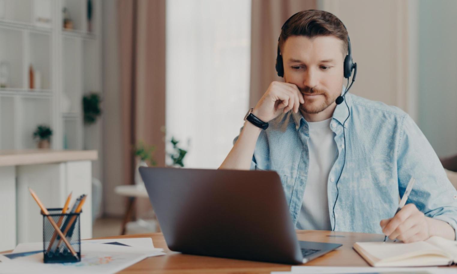 Moderne Finanzanalyse Arbeitsplatz mit Diagrammen